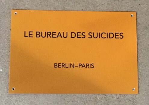 Le Bureau des Suicides, 2020, Schild für die Ausstellung VALERY / PLATTOFRM I / EXIL, Galerie Pankow Berlin, Metall, 30 x 50 cm